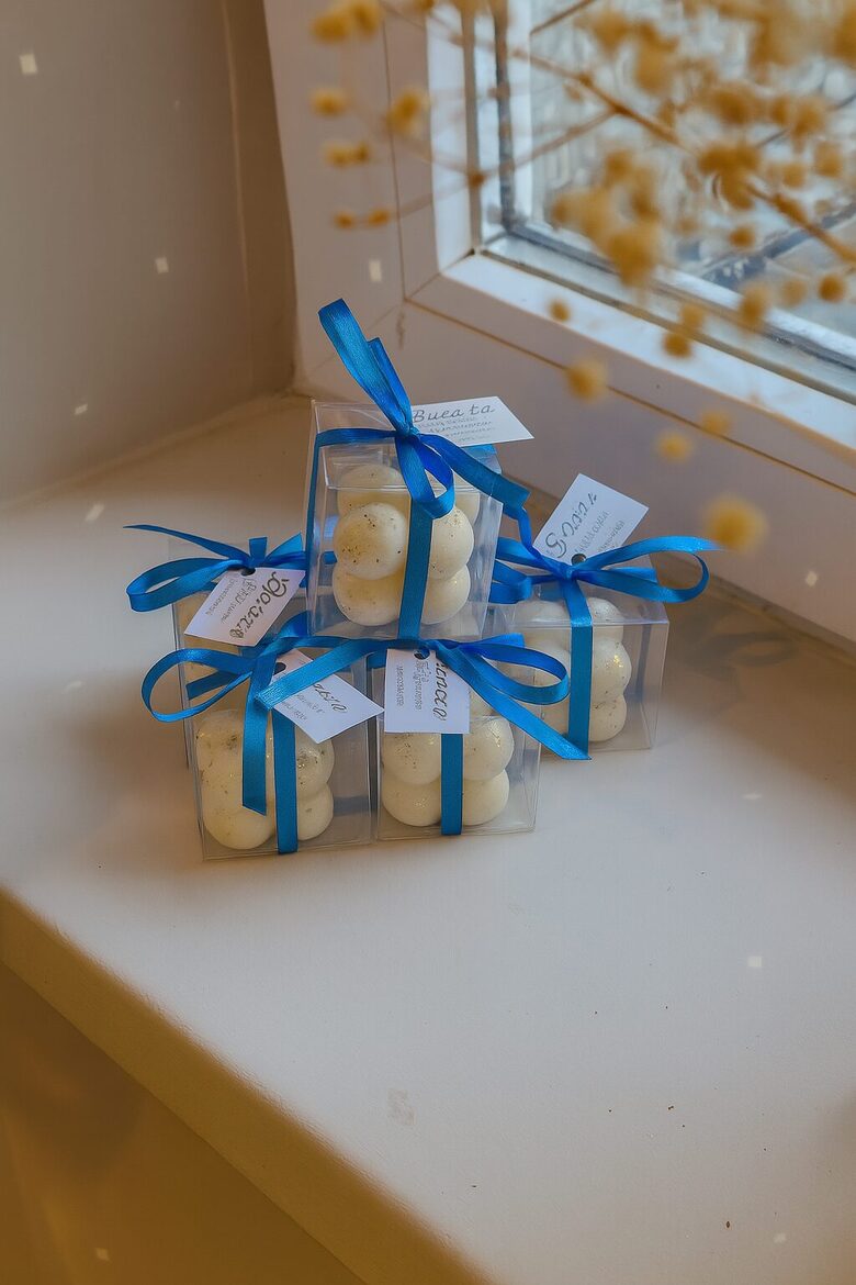 Kāzu sveces viesiem ar personalizētu kartīti un zilu lentīti